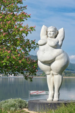 Ludwigshafen 0569-2024, Skulptur Yolanda an der Promenade
