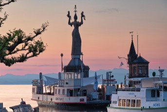 Konstanz 2210-2024, Hafeneinfahrt im Morgengrauen