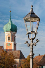 Allensbach 0194-2011, Straßenlaterne und Dorfkirche