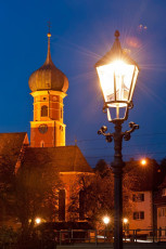 Allensbach 0230-2011, Straßenlaterne und Dorfkirche bei Nacht