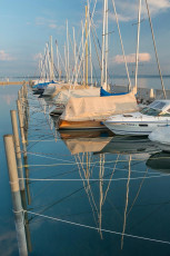 Altnau 0078-2013, Segelboote im Hafen mit Wasserspiegelung