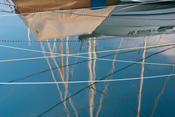 Altnau 0073-2013, Wasserspiegelung von Segelmasten