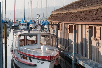 Arbon 0010-2009, Bootshaus und Schiff am Alten Hafen