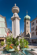 Bregenz 0540-2010, Brunnen am Leutbühel mit Blick auf Seekapell
