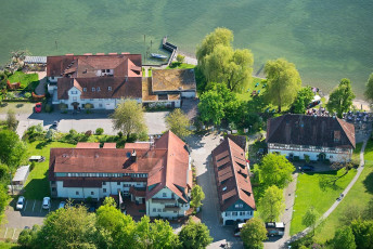 Birnau 0321-2013, Luftaufnahme Pilgerhof und Rebmannshof Maurach