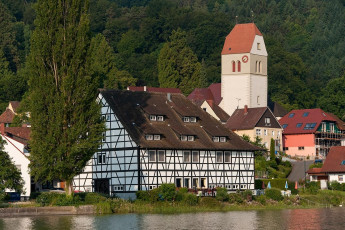 Bodman 0101-2010, Blick vom Wasser auf Dorfkirche und Greth