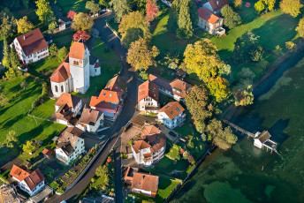 Bodman 0248-2013, Luftaufnahme Ortskern mit Kirche im Herbst
