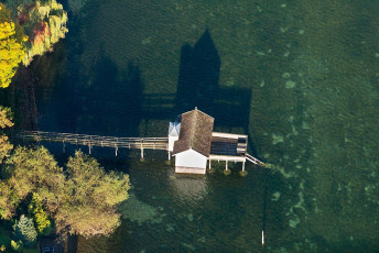 Bodman 0250-2013, Luftaufnahme Altes Badehaus am Ufer