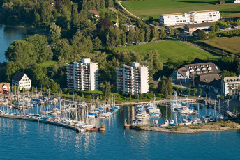 Bottighofen 0001-2012, Luftaufnahme Hafen und Hochhäuser