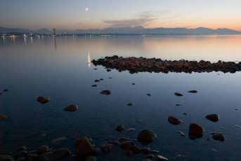 Bregenz 084-2006, Mondsichel über der Bucht