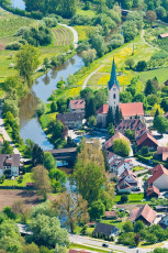 Eriskirch 0027-2013, Luftaufnahme Ortskern mit Kirche und Schuss