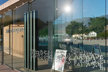 Bregenz 0688-2014, Spiegelungen im neuen Hafengebäude