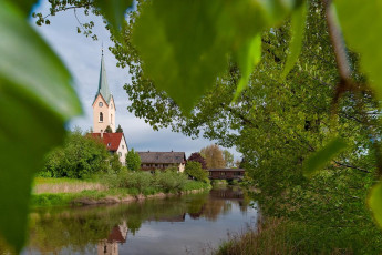 Eriskirch 0017-2010, Dorfkirche und historische Holzbrücke