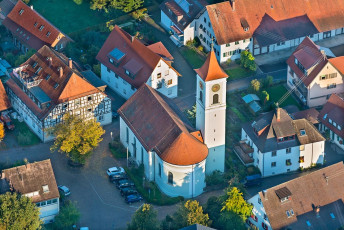 Fischbach 0059-2013, Luftaufnahme Ortskern mit Kirche St Vitus