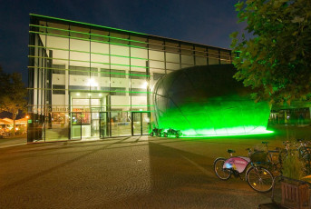 Friedrichshafen 139-2006, Medienzentrum K 42 bei Nacht