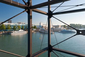 Friedrichshafen 0720-2011, Blick durch Molenturm auf Hafen und Z