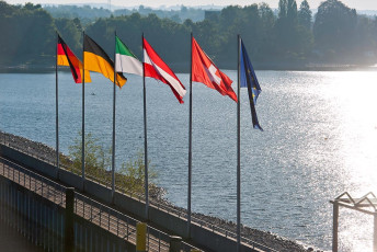 Friedrichshafen 0730-2011, Landesflaggen auf der Hafenmauer