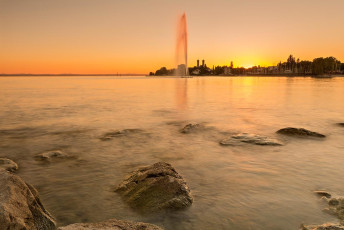 Friedrichshafen 0896-2013, Wasserfontäne und Schlosskirche im A