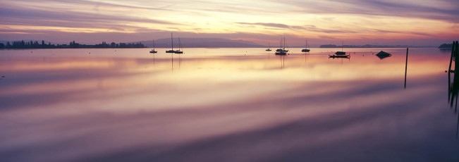 Allensbach, Ankernde Boote im Abendrot vor der Reichenau