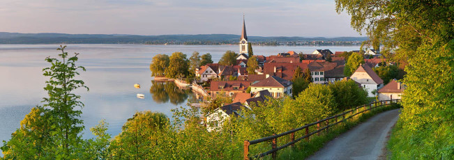 Berlingen 0089-2011 PANO, Weg mit Blick zur Dorfkirche