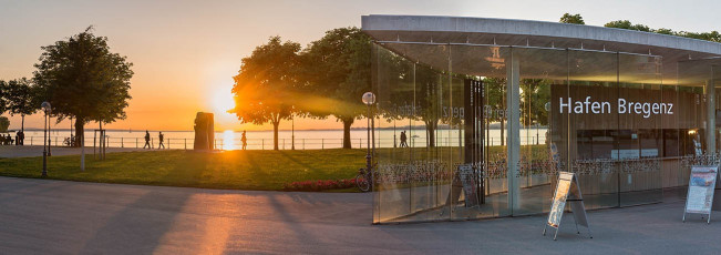 Bregenz 0749-2014 PANO, Sonnenuntergang am neuen Hafengebäude