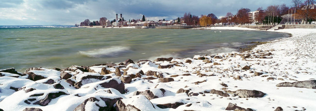 Friedrichshafen, Verschneites Seeufer und Schlosskirche