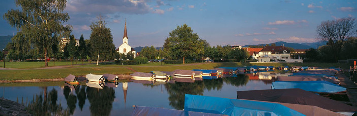 Hard, Hafen mit Dorfkirche
