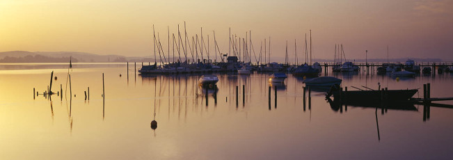 Iznang, Morgenlicht auf Hafen und Lände