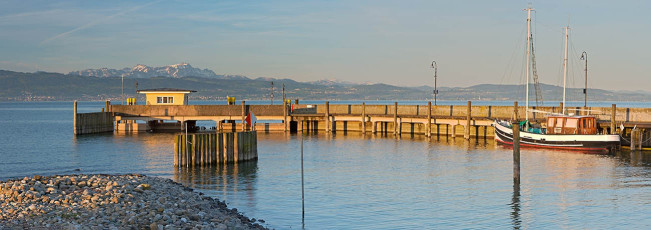 Langenargen 0383-2012 PANO, Schiffslände, Hafen und Alpen im Mo