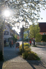 Hagnau 157-2008, Seestraße im Gegenlicht