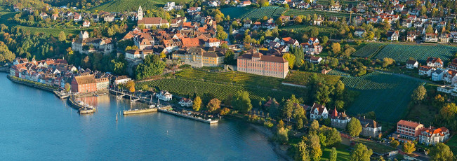 Meersburg 1332-2013 PANO, Luftaufnahme Ort mit Hafen im Herbst