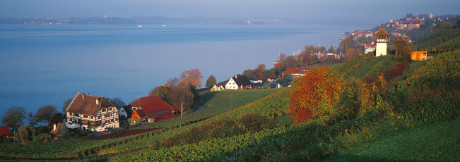 Meersburg, Herbstlicher Blick auf Haltnau und See