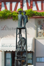 Hagnau 0827-2012, Schneeballensäule am Löwenplatz