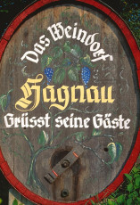 Hagnau, Weinfass am Ortseingang HOCH