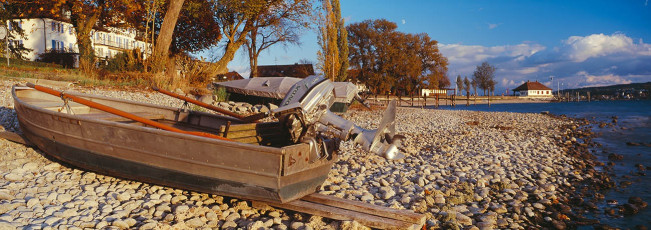 Reichenau, Herbstliches Ufer am Mittelzeller Hafen