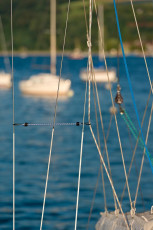 Hemmenhofen 0057-2013, Stahlseile und Segelboote am Hafen