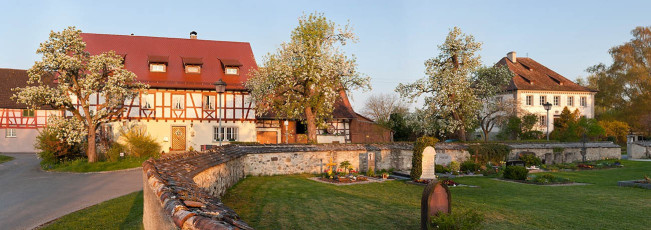 Seefelden 0058-2011 PANO, Kirchhof und Gehöft im Dorfkern