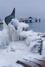Immenstaad 0869-2012, Vereister Brunnen vor der Schiffslände im