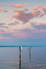 Immenstaad 0881-2012, Seezeichen und Abendwolken an der Lände