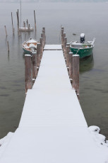 Iznang 0157-2010, Bootssteg und Radolfzeller Münster im Schnee