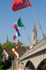 Konstanz 025-2008 B, Rheinbrücke mit Fahnen und Münster