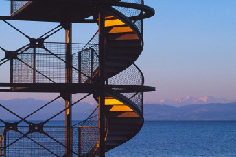 Friedrichshafen, Detail Molenturm und Alpen