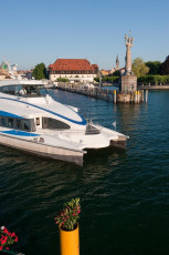 Konstanz 0312-2010, Katamaran an der Hafeneinfahrt
