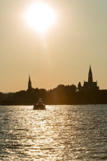 Konstanz 0540-2012, Münster und Katamaran im Gegenlicht
