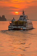 Konstanz 0704-2012, Auslaufender Katamaran im Sonnenaufgang