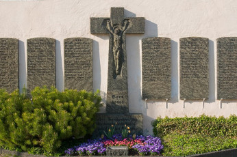 Hagnau 128-2008 B, Gedenkkreuz an Kath Kirche St Johann Baptist