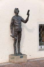 Langenargen 0118-2009, Bronzefigur Büttel in der Fußgängerzon