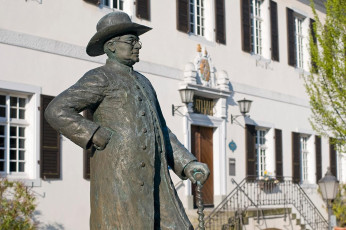 Hagnau 201-2008 B, Hansjakob-Brunnen und Rathaus