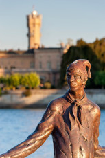 Langenargen 0235-2011, Dammglonker-Statue vor Schloss Montfort