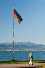 Langenargen 0260-2011, Deutschlandfahne vor der Säntiskulisse